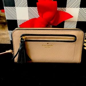 Kate Spade Wallet. Slightly used.